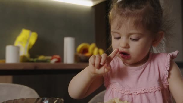 Adorable Petite Fille Mangeant Des Cerises Prêtes Cuire Des Tartes — Video