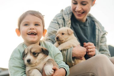 Parkta dışarıda eğlenen güzel mutlu anne ve kızın portresi. Mutlu aile kavramı. Mutlu aile günleri. Doğa Ana. Duygu kavramı.