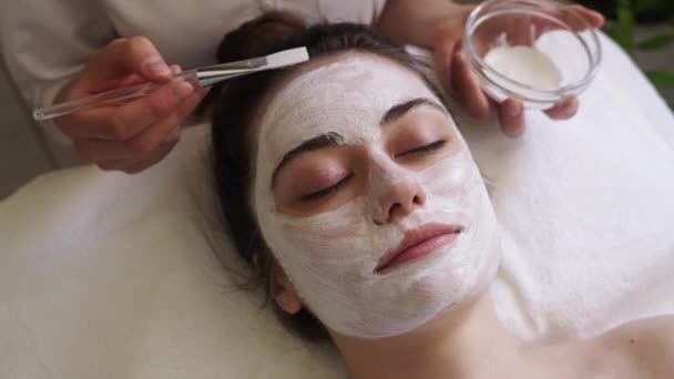 Mulher Recebendo Cuidados Faciais Por Esteticista Salão Spa Máscara Descascamento — Vídeo de Stock