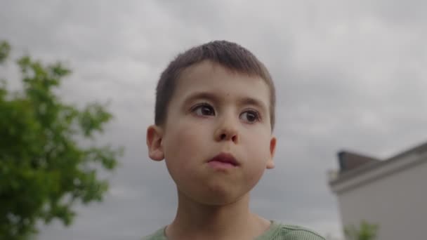 Porträt Eines Jungen Der Kirschen Isst Und Die Kerne Hinunterwirft — Stockvideo