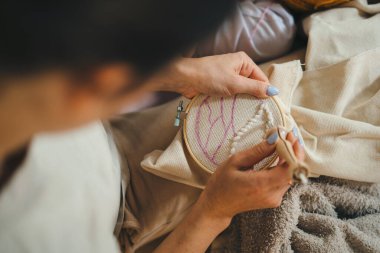 Kadın el yapımı el yapımı DIY nakış projesi. İğneyi vur. Stüdyo atölyesinde hobi örgü örmek.