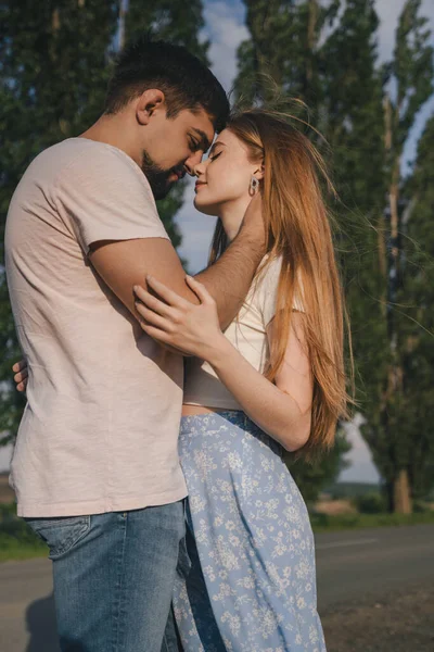 Couple Romantique Embrasser Coucher Soleil Petit Ami Petite Amie Amoureuse — Photo