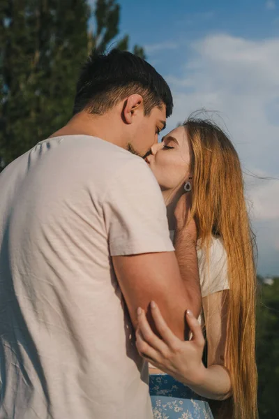 Jovem Casal Bonito Menino Atraente Menina Posando Beijando Campo Campo — Fotografia de Stock