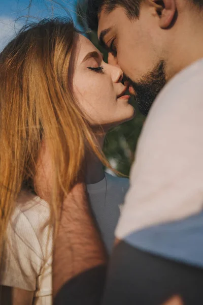 Impressionante Retrato Livre Jovens Casais Beijando Campo Verão Mulher Relaxante — Fotografia de Stock