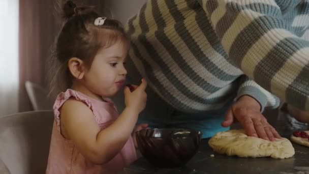 Das Kleine Mädchen Steht Neben Ihrer Großmutter Die Hausgemachte Kuchen — Stockvideo