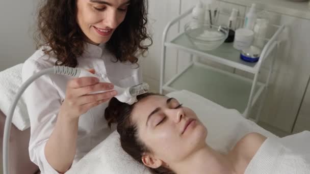 Hermosa Mujer Recibiendo Gas Facial Líquido Oxígeno Agua Epidérmica Peeling — Vídeo de stock