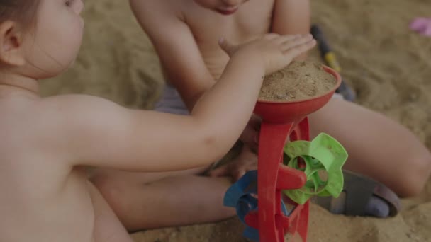 Barn Leker Med Sand Lekplats Sommardag Lycklig Familj Sommar Utomhus — Stockvideo