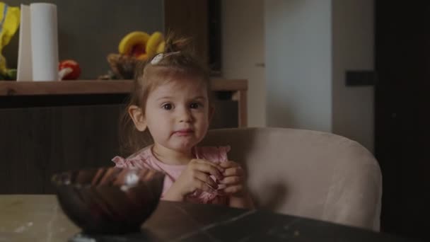 パイのために準備したチェリーを食べる赤ちゃんの少女 健康的な食べ物 健康的に食べる オーガニック食品 — ストック動画