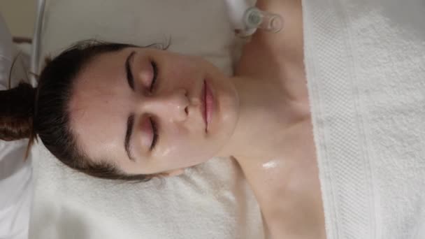 Beautician Manos Haciendo Gas Facial Líquido Oxígeno Suero Epidérmico Peeling — Vídeo de stock