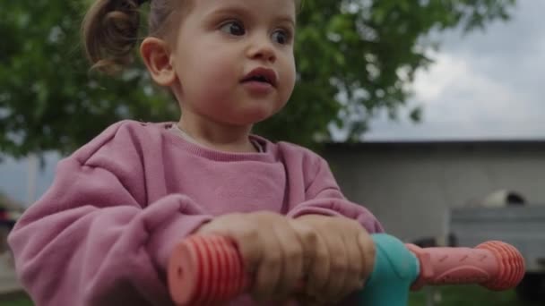 Милая Маленькая Девочка Играет Скутером Улице Счастливый Мальчик Настоящие Люди — стоковое видео
