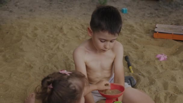 Zwei Kinder Spielen Einem Sommertag Auf Sandigem Boden Das Konzept — Stockvideo