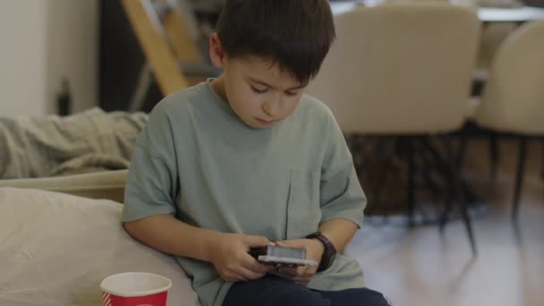 男孩修理便携式控制台 以便他可以玩游戏 现代游戏设计 流行的游戏 玩孩子 — 图库视频影像