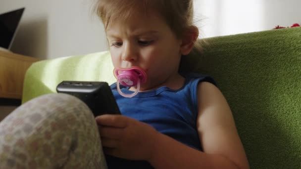 Criança Chupando Uma Chupeta Jogando Dispositivo Console Jogo Line Portátil — Vídeo de Stock