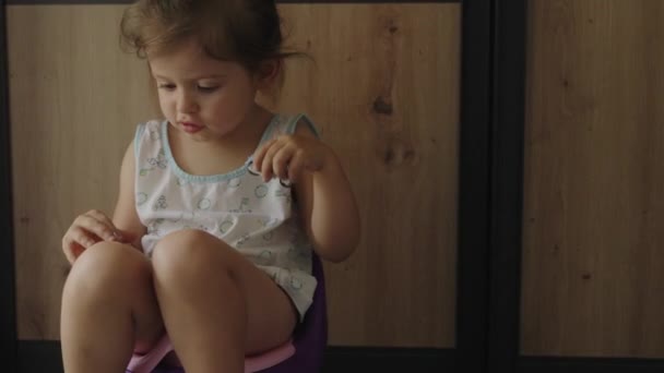 Egy Kis Kaukázusi Kislány Egy Éves Otthon Gyerekvécén Vécé — Stock videók