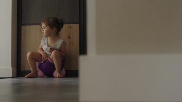 Säuglingskind Säuglingsmädchen Kleinkind Sitzt Auf Töpfchen Schaut Weg Wohnzimmer Drinnen — Stockvideo