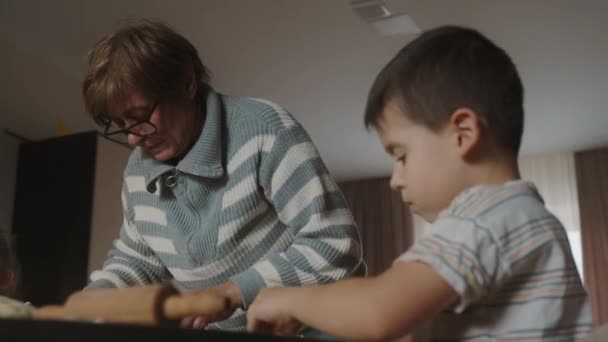 Großmutter Und Kinder Kochen Der Küche Leckeres Essen — Stockvideo
