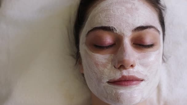 Närbild Porträtt Vacker Flicka Tillämpa Ansiktsmask Spa Kvinna Applicera Ansiktslera — Stockvideo