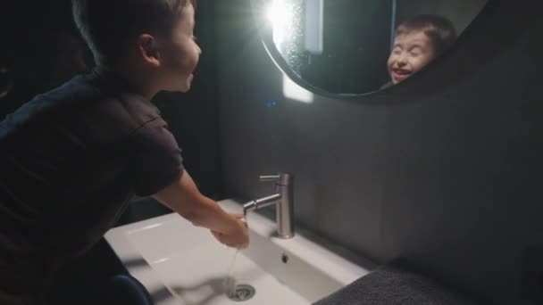 Glimlachende Jongen Wassen Handen Wastafel Badkamer Voor Schone Handen Hygiëne — Stockvideo