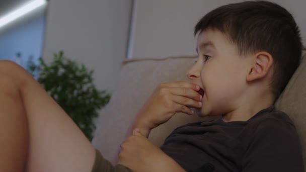 Kaukázusi Kisfiú Imád Gyümölcsöt Reggelizni Kisgyermek Eszik Élvezi Almát Otthon — Stock videók