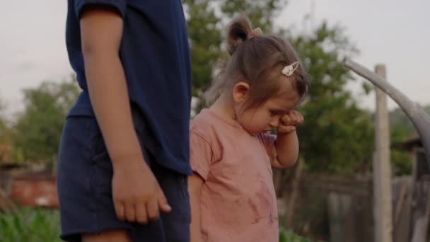 娘に水を与える母親は 庭のプランテーションを水やりし続けることができます リトルヘルパー — ストック動画
