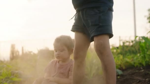 Chłopiec Dziewczyna Siedzący Ziemi Chłopiec Stojący Potrząsający Brudnymi Ubraniami Trzęsący — Wideo stockowe
