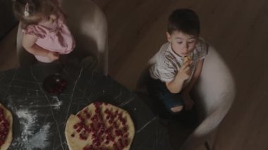 Büyük anneleriyle fırın hazırlayan, mutfakta eğlenen mutlu çocukların en iyi görüntüsü. Ev yapımı yemek ve küçük bir yardımcı..