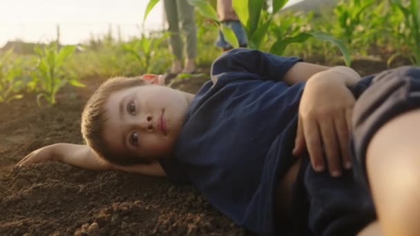 Garçon Caucasien Couché Sur Sol Dans Jardin Fatigué Attendre Ses — Video