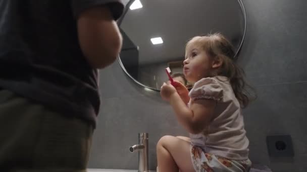Двоє Щасливих Дітей Брат Сестра Зубною Щіткою Руках Чистять Зуби — стокове відео