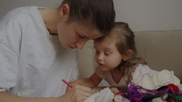 Anya Rajzolgat Vásznon Hogy Mit Akar Horgolni Lányával Kézművesség Gyerekeknek — Stock videók