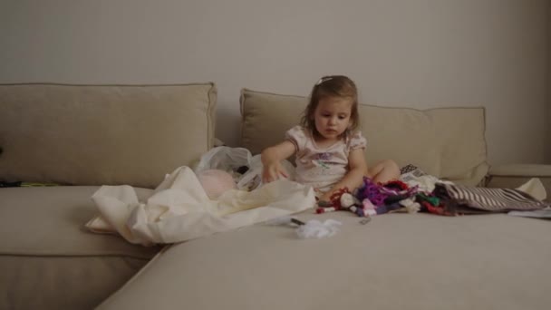 Κοριτσάκι Που Κάθεται Στον Καναπέ Και Λύνει Την Κλωστή Για — Αρχείο Βίντεο