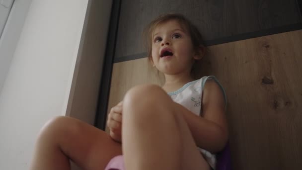 Mała Dziewczynka Siedząca Nocniku Dziecięca Toaleta Koncepcja Treningu Toaletowego Maluch — Wideo stockowe