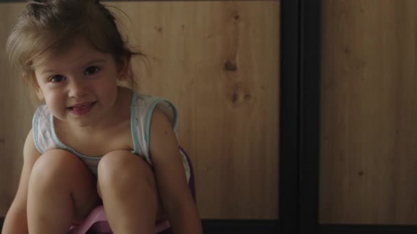 Ein Kleines Kaukasisches Mädchen Sitzt Auf Dem Töpfchen Hause Auf — Stockvideo