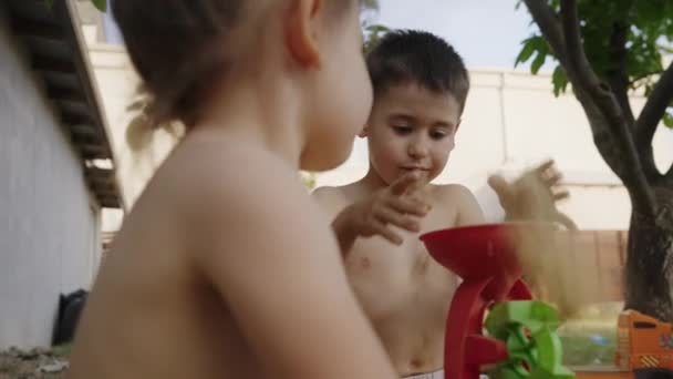 Twee Kleine Kinderen Die Zanderige Grond Met Plastic Speelgoed Spelen — Stockvideo