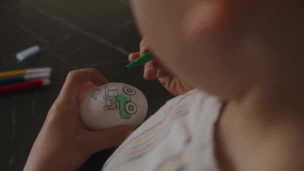 Glad Pojke Som Håller Ägget Och Ritar Det Med Filtspets — Stockvideo