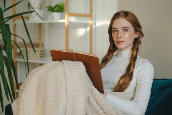 Young Ginger Woman Wrapped Blanket Writing Memories Notebook Sitting Sofa — Stock Photo, Image