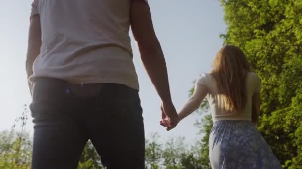 Ele Tutuşan Iki Genç Aşığın Arka Görüntüsü Birbirlerine Aşık Sevgililer — Stok video