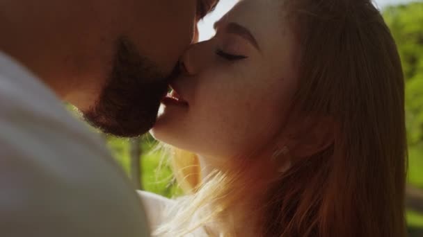Romantikus Pár Csókolózik Egy Szerelmes Pillanatban Egy Vidéki Területen Emberek — Stock videók
