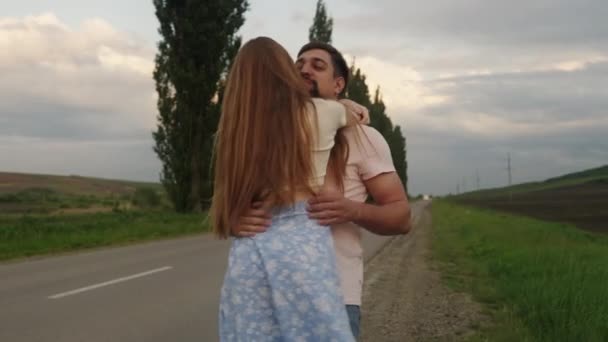 Pasangan Muda Kaukasia Yang Indah Berpelukan Bersama Sama Dan Berputar — Stok Video