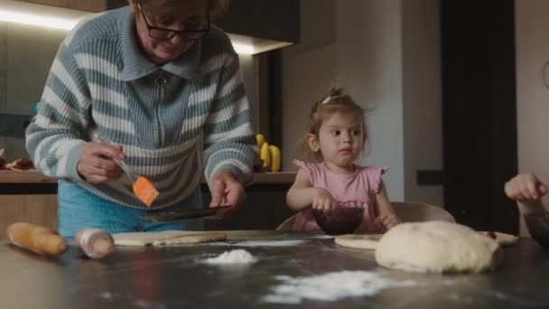 Літня Кавказька Бабуся Двоє Маленьких Онуків Випікають Разом Домашній Кухні — стокове відео