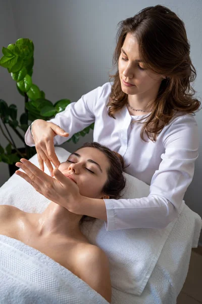 Beautician Woman Making Lymphatic Drainage Face Massage Facelifting Massage Beauty — Stock Photo, Image
