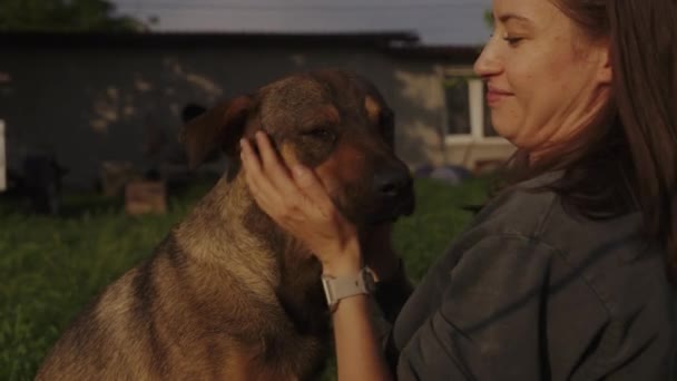 Mujer Joven Con Lindo Perro Casa Gatrden Hermosa Mascota Concepto — Vídeos de Stock