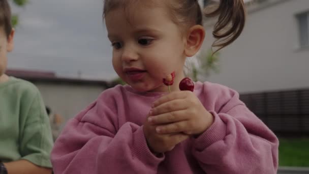 Niños Comiendo Cereza Los Árboles Del Jardín Niña Niño Comiendo — Vídeo de stock