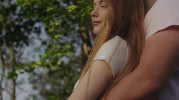 Alacsony Látószögű Gondoskodó Fiatalember Ölelgeti Vidám Barátnőjét Nyári Parkban Emberek — Stock videók