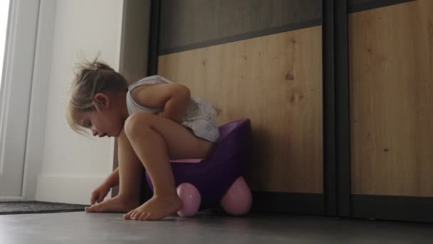 幼児の赤ん坊の幼児の幼児は リビングルームでおもちゃと遊んで ポテイティに座っています 健康的なライフスタイル 子供を演じる ベビー衛生について 国内のライフスタイル — ストック動画
