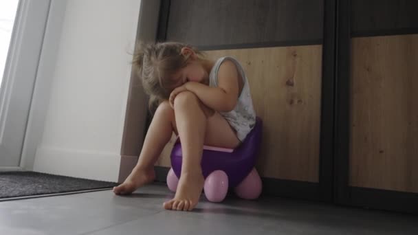 Menina Criança Indo Banheiro Sentado Penico Dentro Casa Sala Estar — Vídeo de Stock
