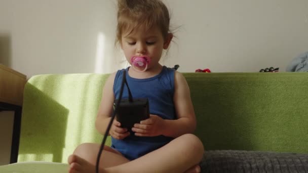 Gamer Baby Meisje Spelen Een Video Game Een Draagbare Console — Stockvideo