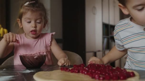 Birlikte Fırın Hazırlayan Iki Çocuklu Mutlu Bir Aile Büyükanne Çocuk — Stok video