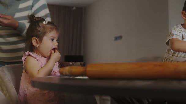 彼女の2人の孫と一緒にキッチンで休日のパイを作る カジュアルなライフスタイル キッドは食べ物を調理する 生地を準備する小さなかわいい少女 ベーキングパイ — ストック動画