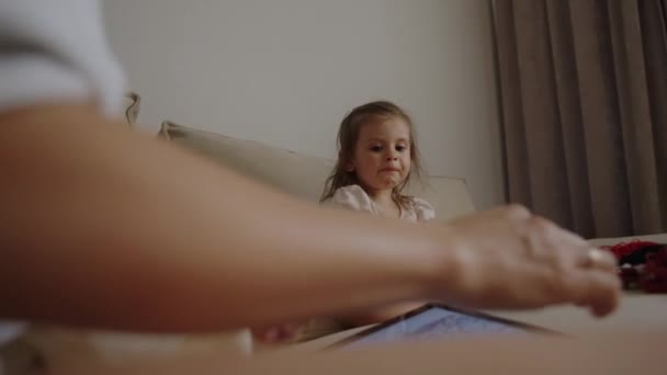 Menina Bebê Jogando Com Tigelas Fio Enquanto Espera Por Sua — Vídeo de Stock