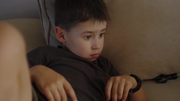 Ένα Μικρό Αγόρι Ξαπλωμένο Στον Καναπέ Αναπαύεται Σκεπτικό Όμορφη Οικογένεια — Αρχείο Βίντεο